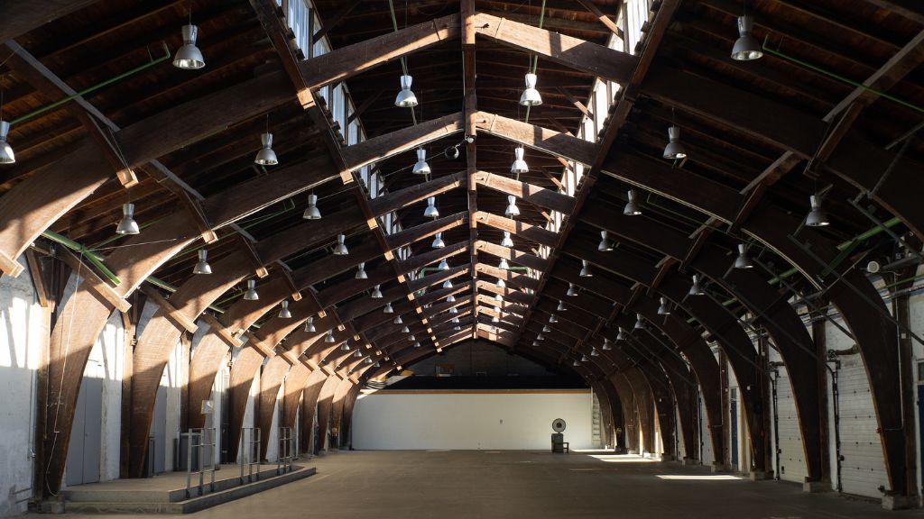 Den store rå hal på Godsbanen