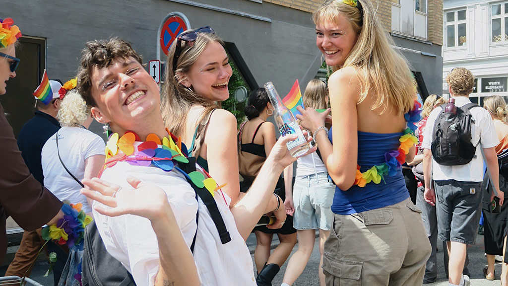 Venner hygger under Aarhus Pride
