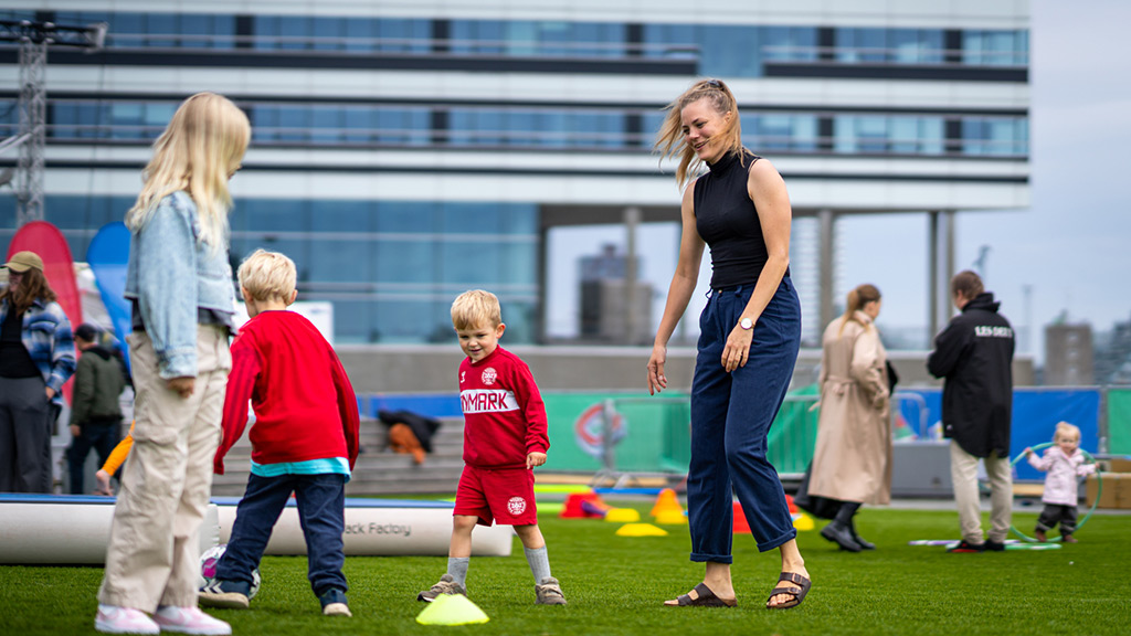 Familiehygge ved UEFA 2024 - Storskærm ved EM på havnen i Aarhus