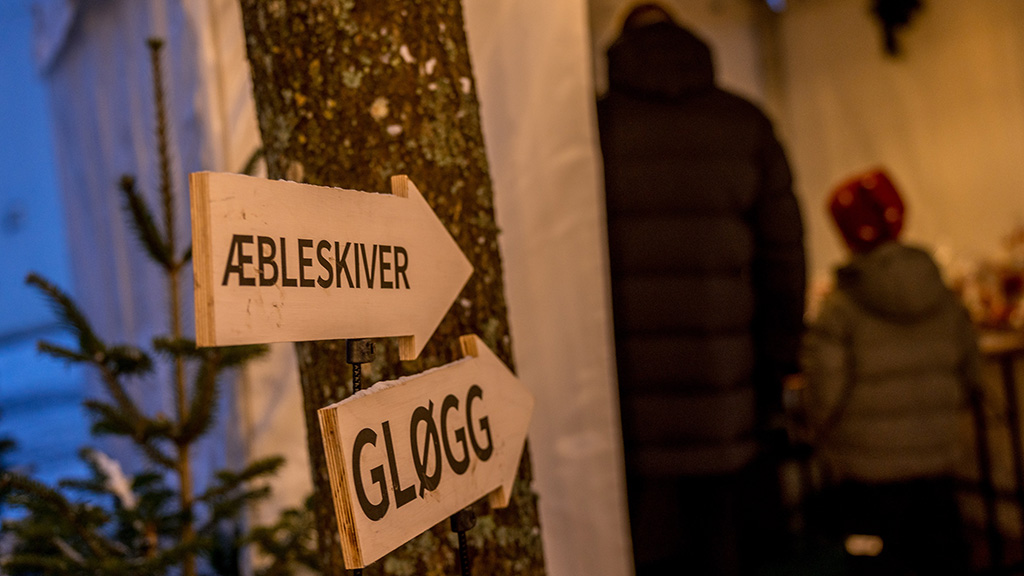 Vejviser til æbleskiver og gløgg på julemarked på Museum Jorn
