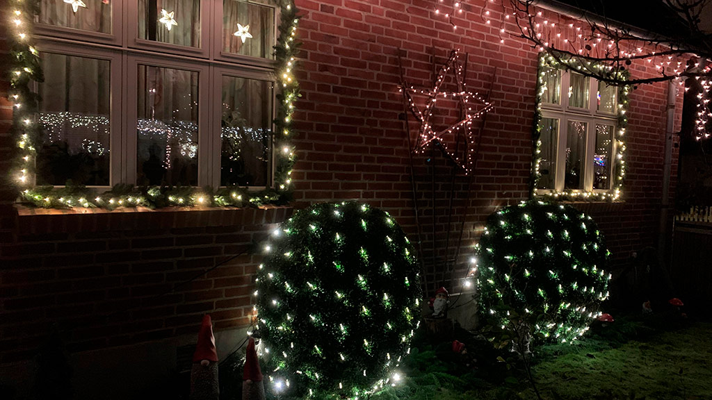 A garden is decorated with Christmas lights in Fredensgade in Hinnerup