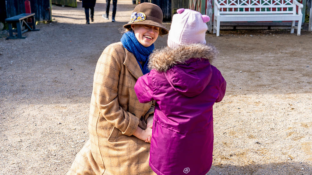 Pige møder lokale i Den Gamle By