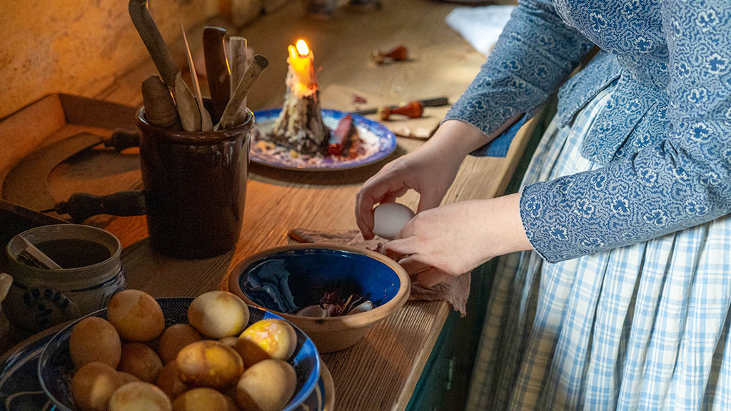 Køkkenpige farver påskeæg i Den Gamle By