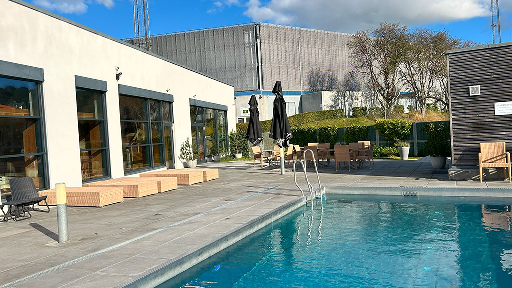 Udendørs swimmingpool hos Water & Wellness Randers