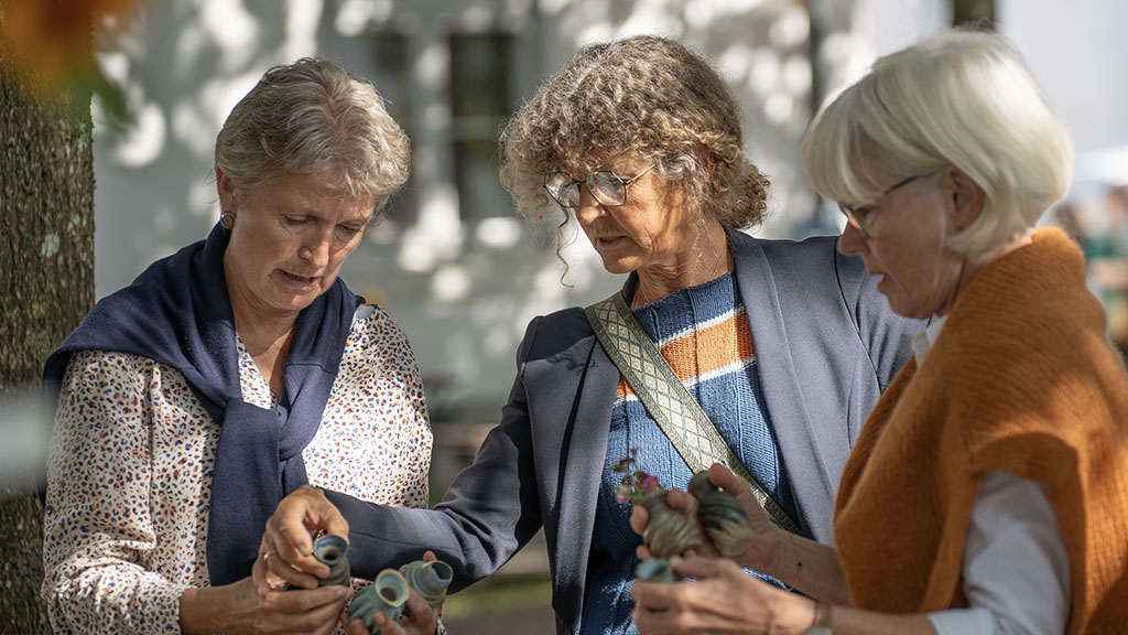 Tre damer, som kigger på det flotte keramik