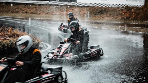 Gokart race på våd bane hos Auning Kart Park