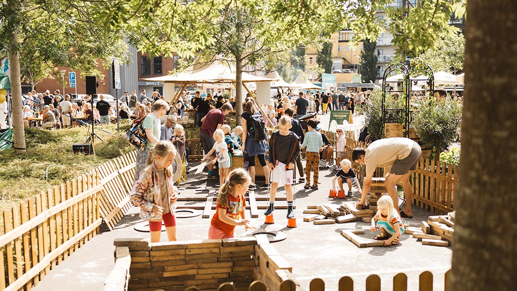 Børn leger på Silkeborg Streetfood marked