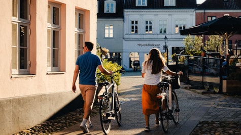 Par med cykel på Nytorv i Viborg