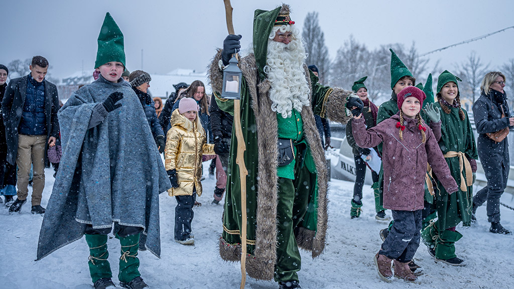 Fader Jul ankommer til Silkeborg med Hjejlen