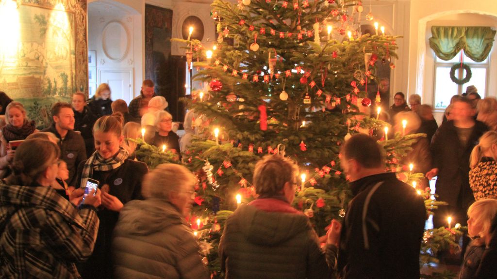 Samling omkring juletræet