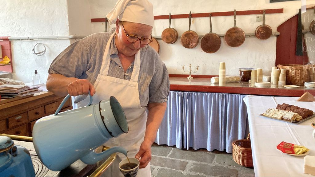Få varm kaffe ved Jytte i køkkenet