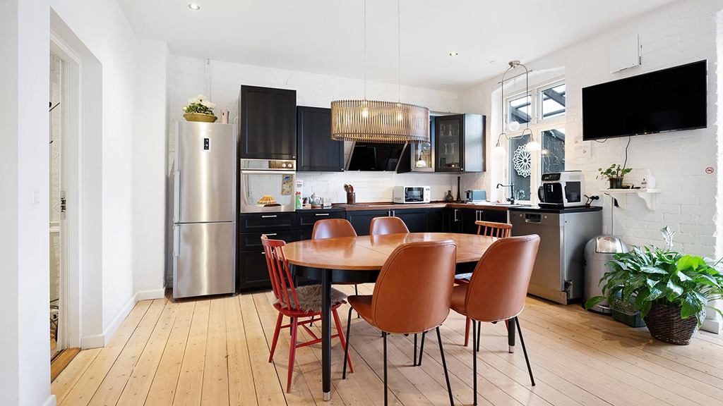 Køkken og spisekrog hos Davaa`s Bed & Breakfast