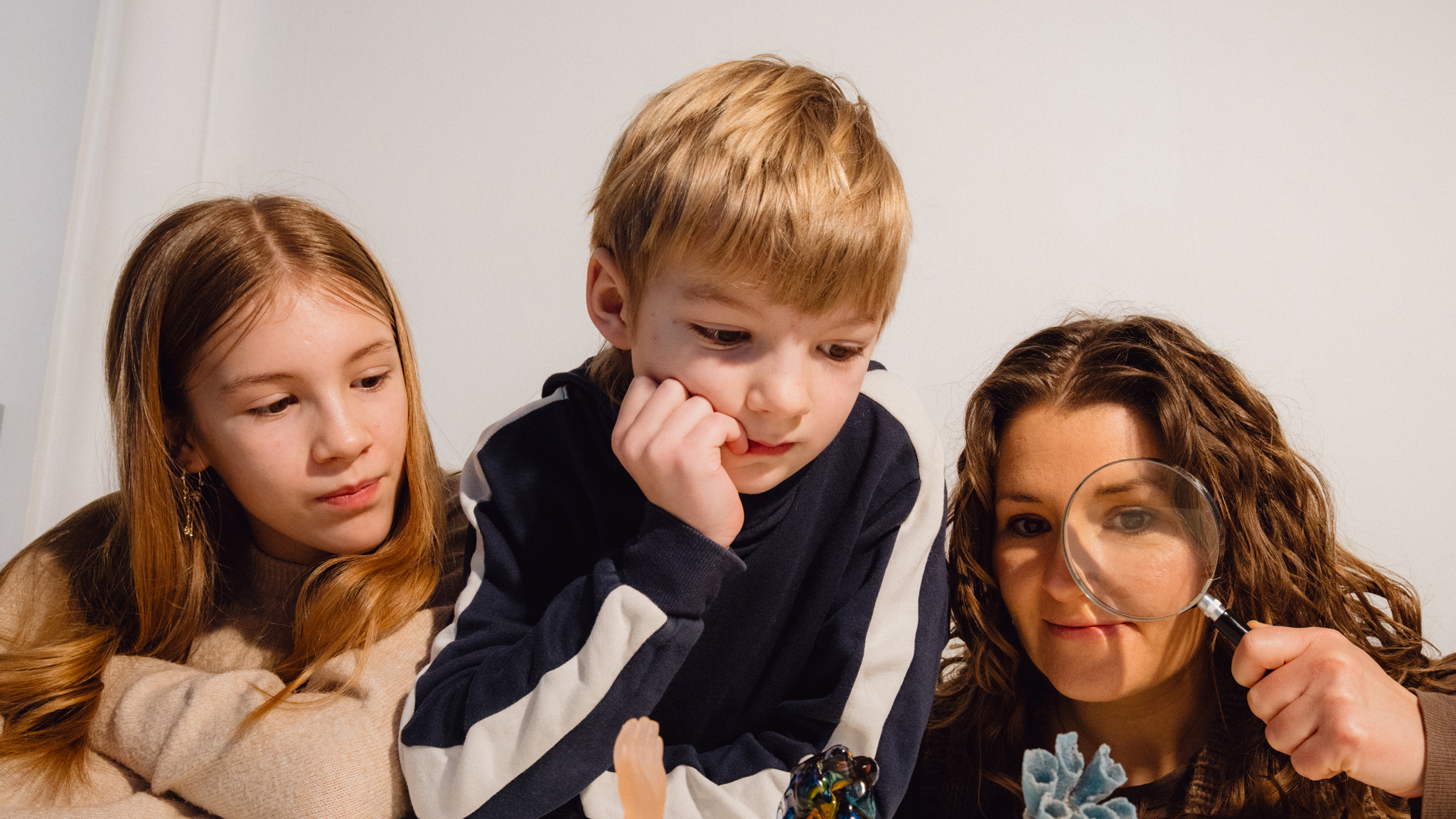 Børn undersøger glas på Glas - Museet for glaskunst