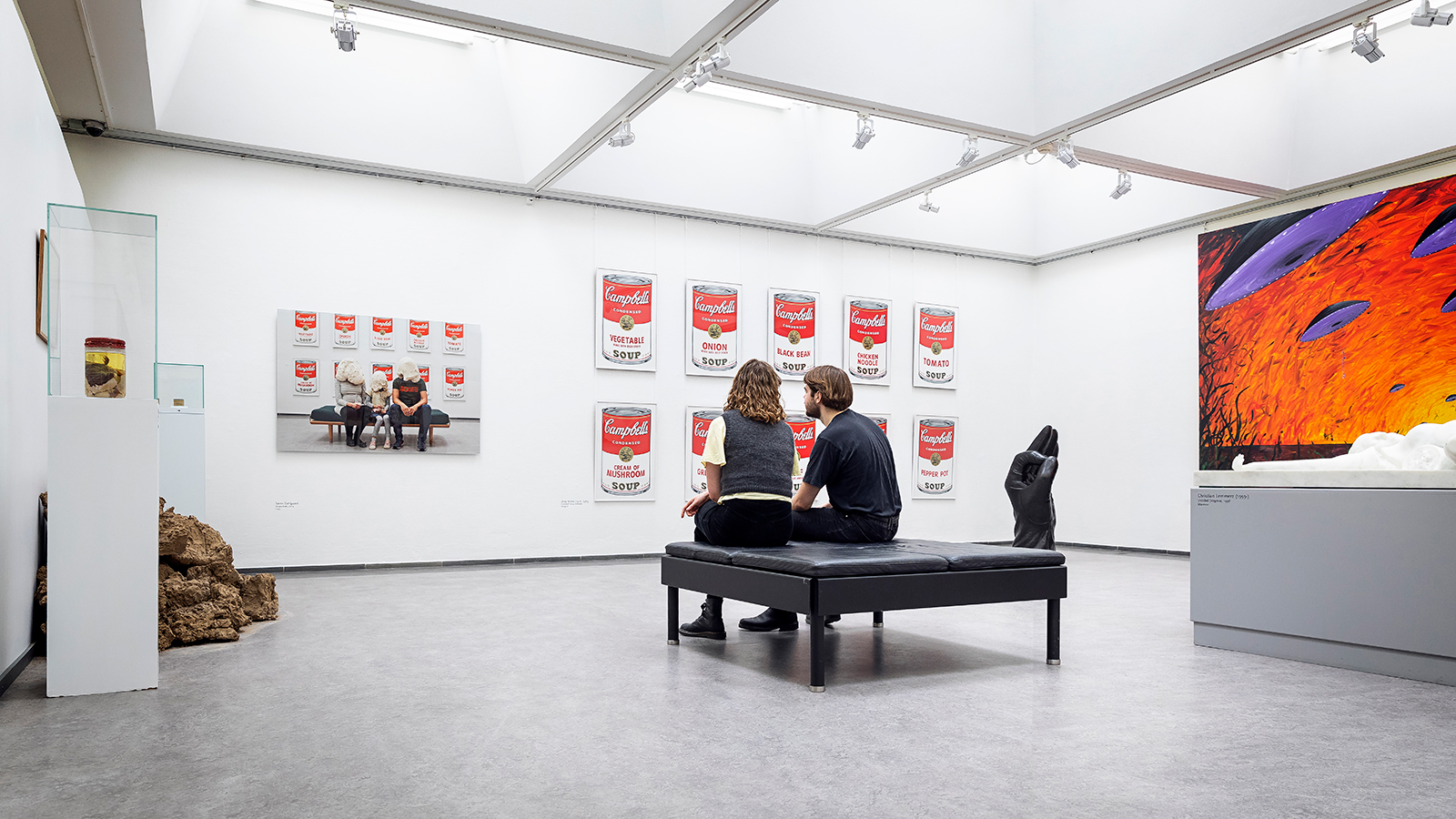 Par kigger på en udstilling på Randers Kunstmuseum