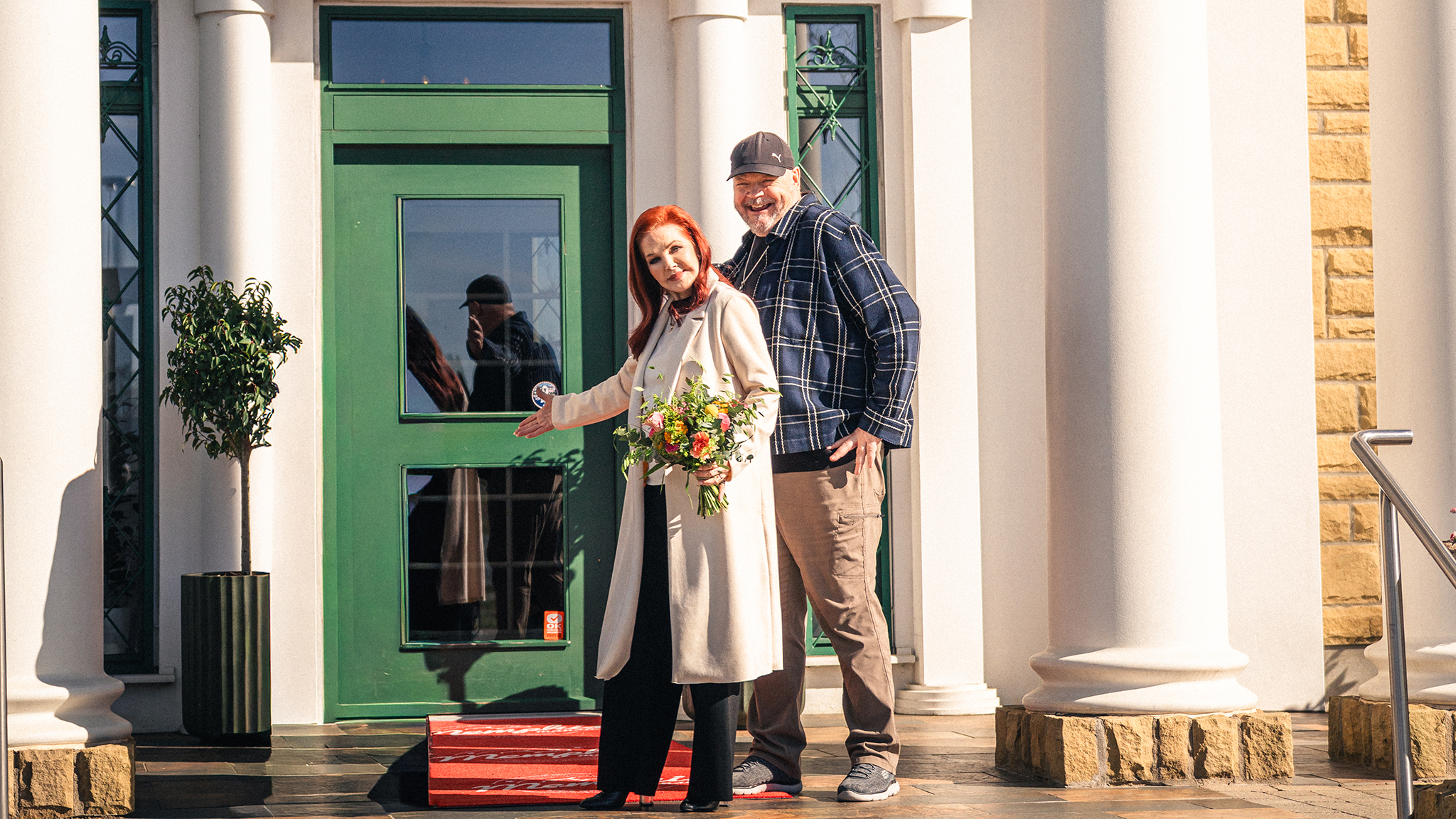 Priscilla Presley und Henrik Knudsen heißen Sie in der Memphis Mansion in Randers herzlich willkommen