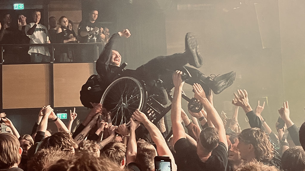Crowd surfing