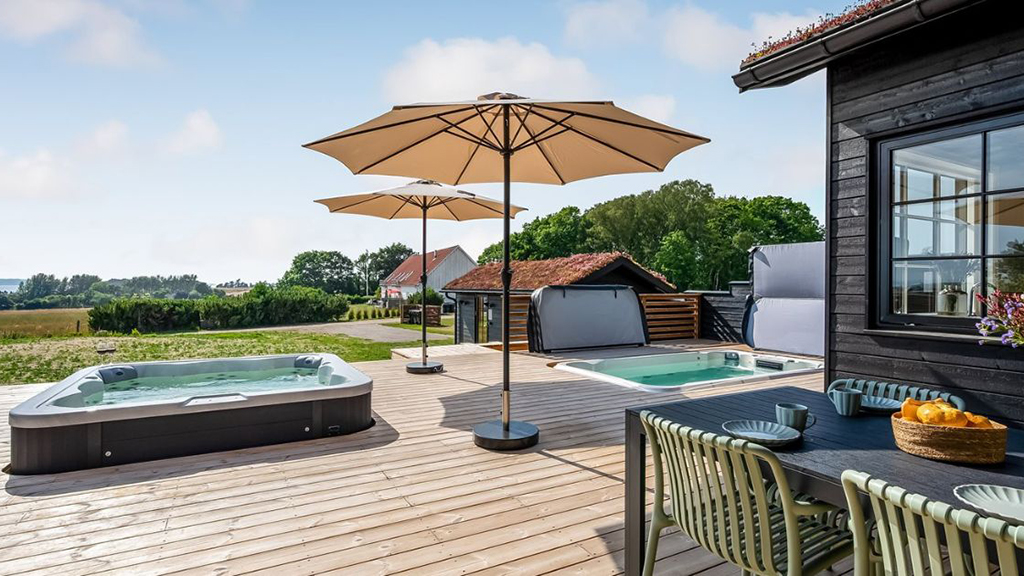 Die Terrasse des Ferienhauses bei Ebeltoft mit Sol og Strand
