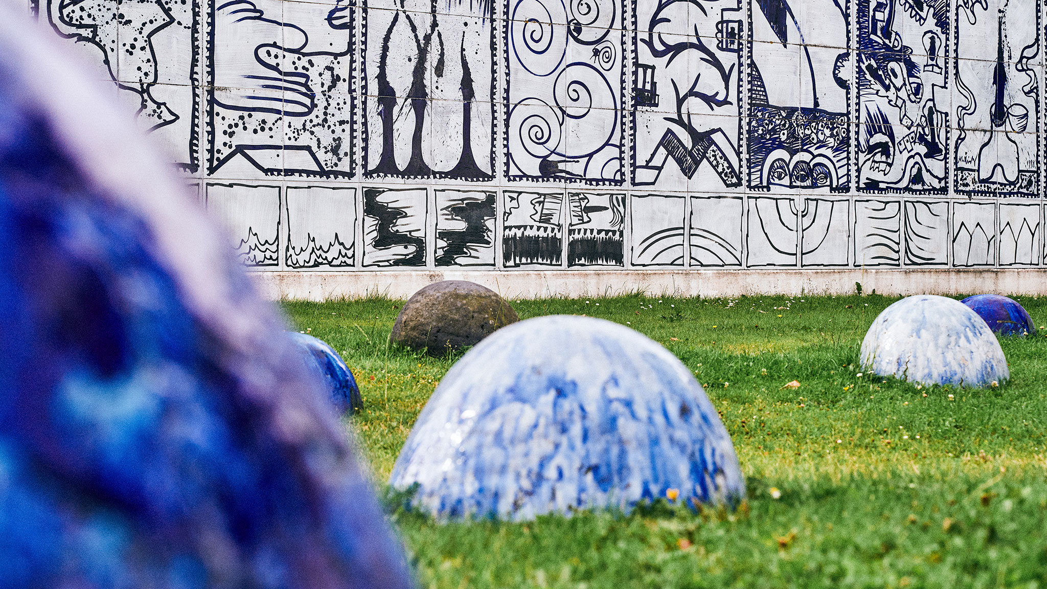 Erik Nyholms Blå sten med Pierre Alechinskys relief ved Museum Jorn