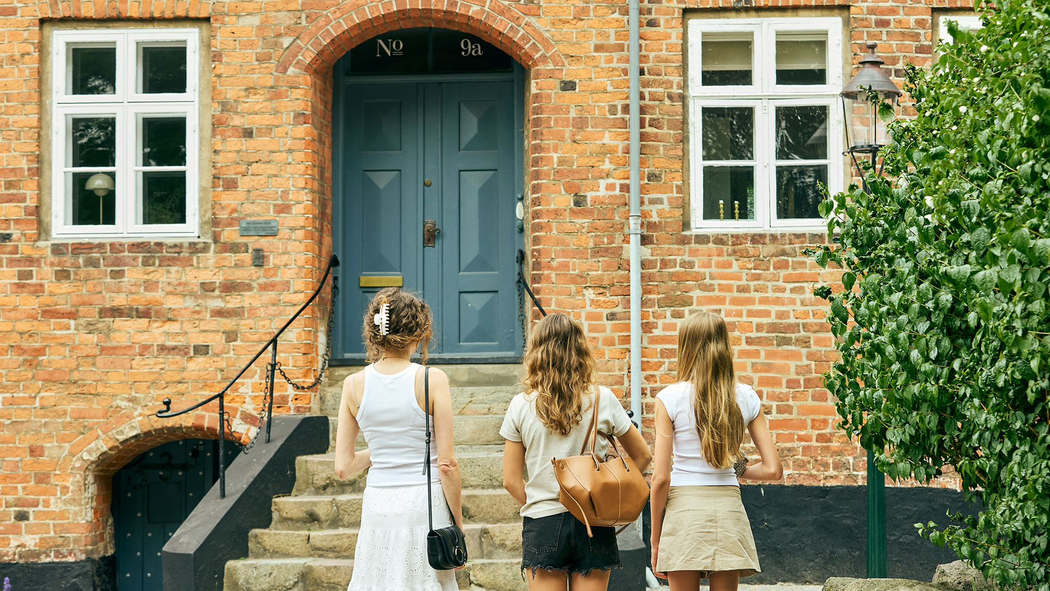 Familie foran trappen til museet