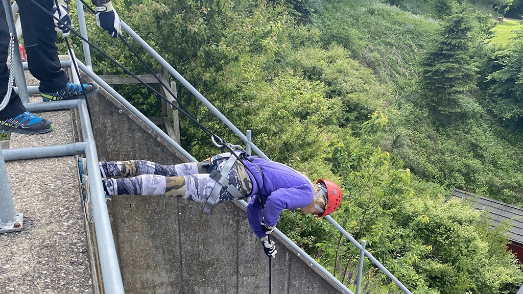Wandern auf der Kletterwand im Freiluftzentrum Sprækkebjerg