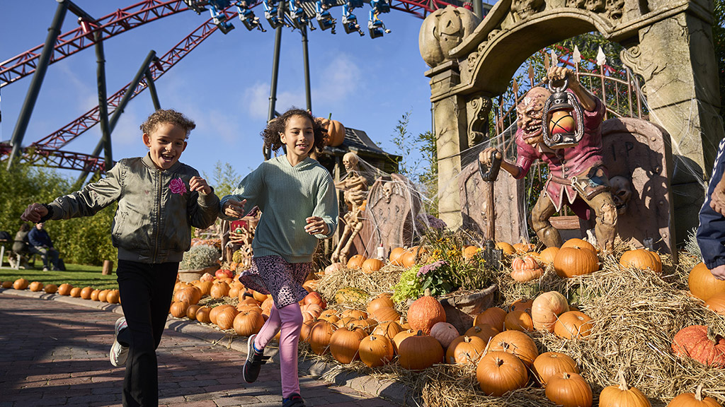 Children are having a great time at Halloween in Djurs Sommerland