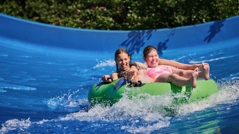 Veninder hygger sig i vandlandet i Djurs Sommerland
