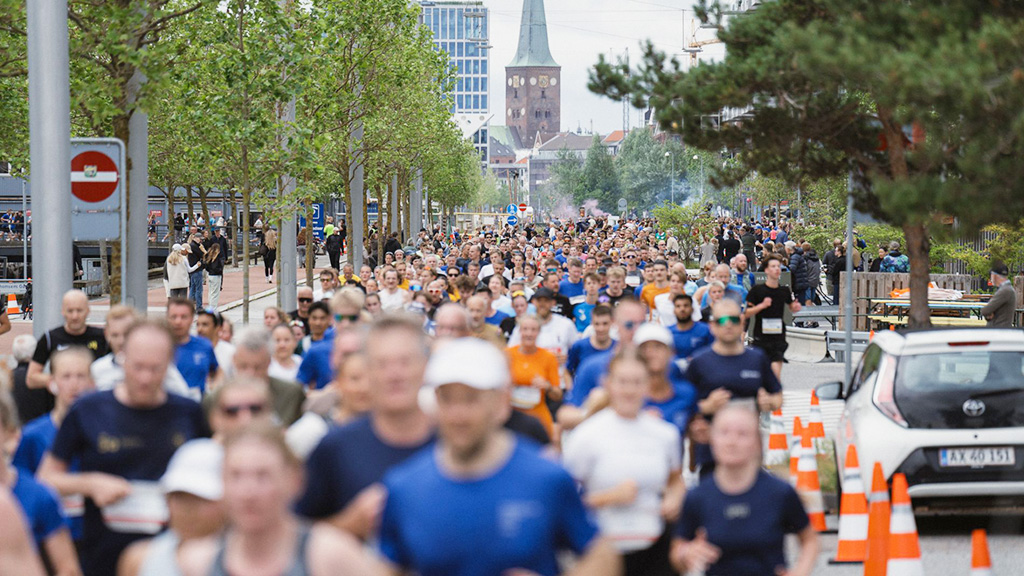 Bestseller Aarhus City Halbmarathon – Aarhus Dom im Hintergrund