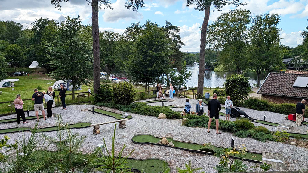 Minigolf spielen auf dem Campingplatz „Skyttehusets Camping“