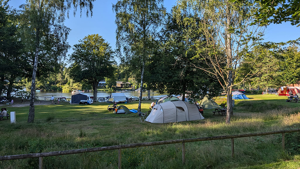 In einem Zelt auf dem Campingplatz „Skyttehusets Camping“ übernachtet