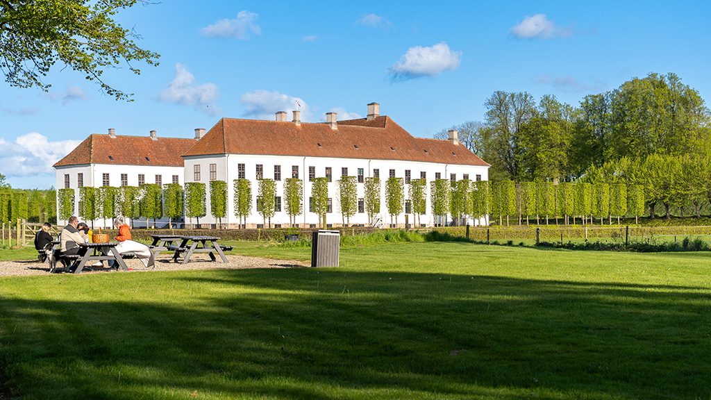Picknicktisch im Schlosspark von Schloss Clausholm
