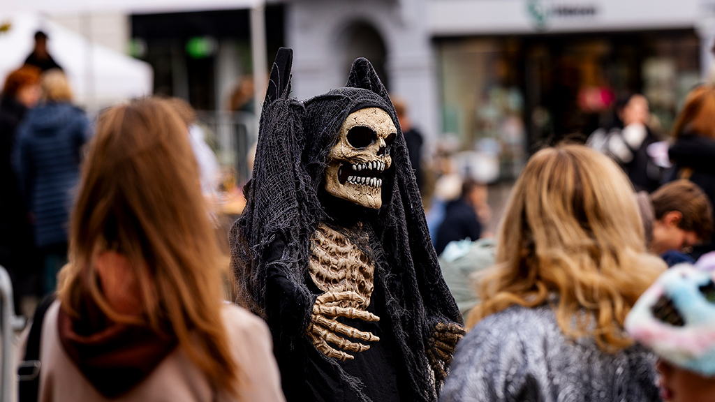 An Halloween in Viborg als Skelett verkleidet