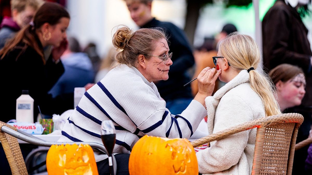 Gesichtsbemalung zu Halloween in Viborg
