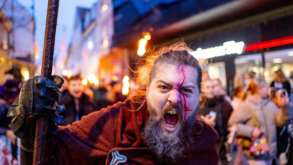 Ein Mann in Halloween-Kostüm in Viborg