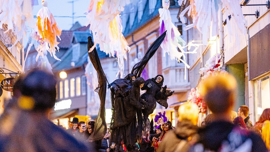 Halloween in den Straßen von Viborg
