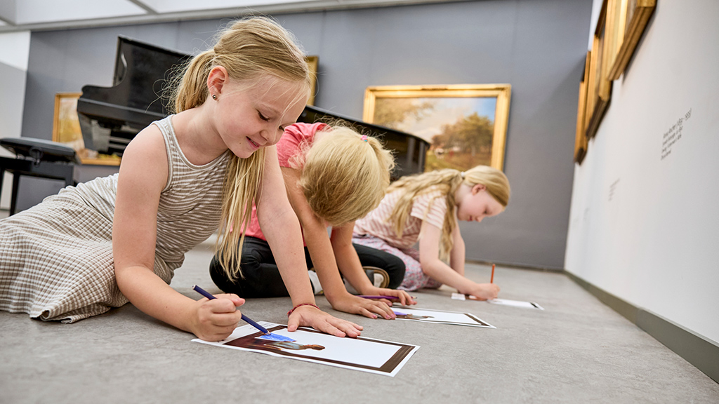 Børn tegner på Randers Kunstmuseum