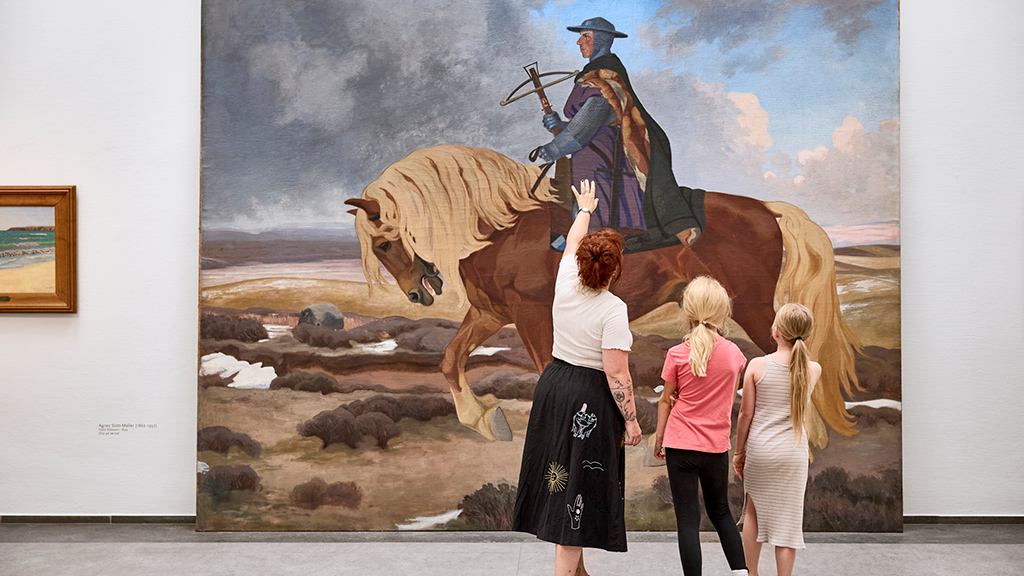 Gæster kigger på værker på Randers Kunstmuseum