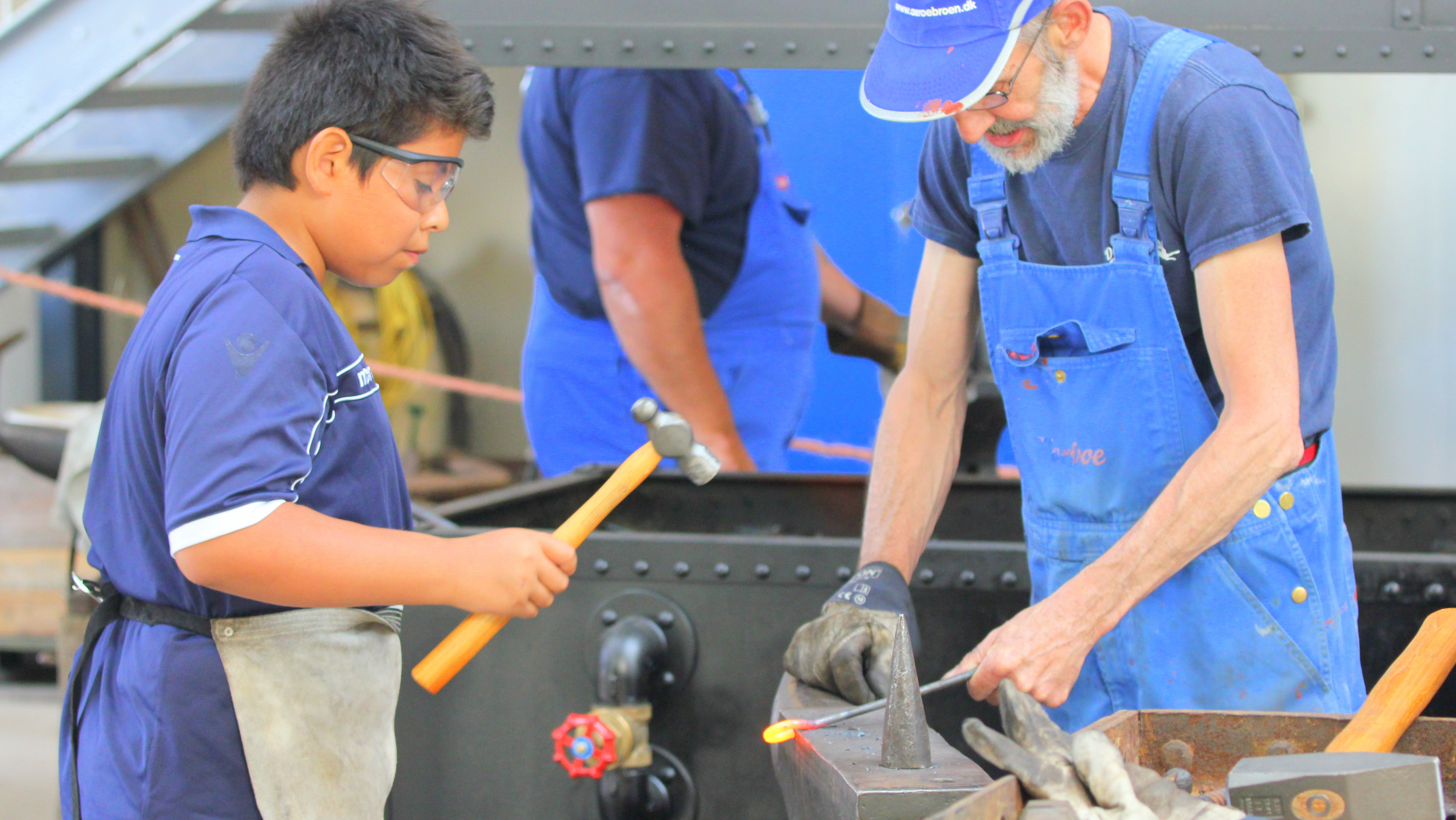 På Det Gamle Værft kan eleverne selv prøve kræfter med smedearbejdet.