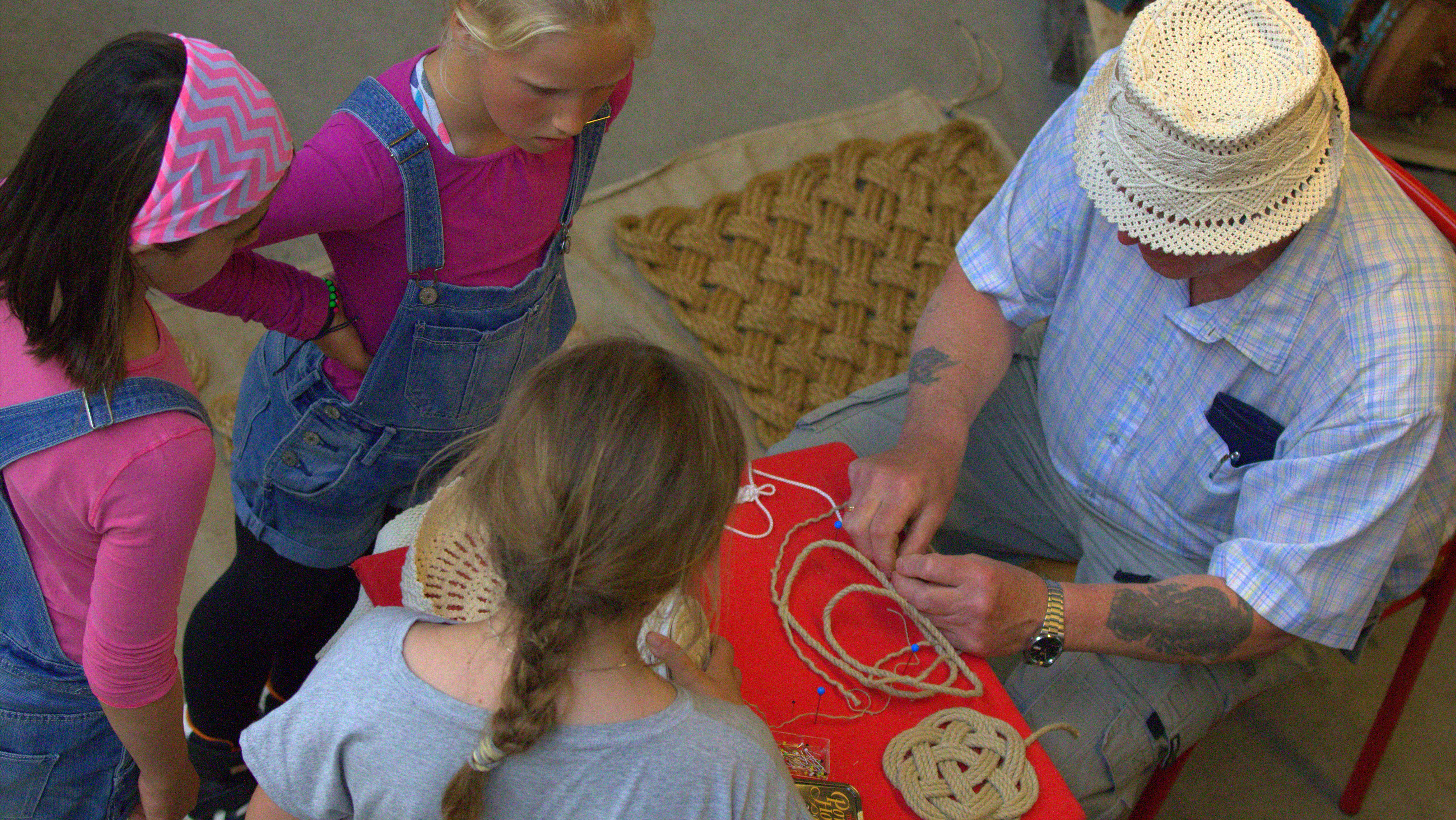 På værftet kan man også lære det gamle håndværk at knytte.