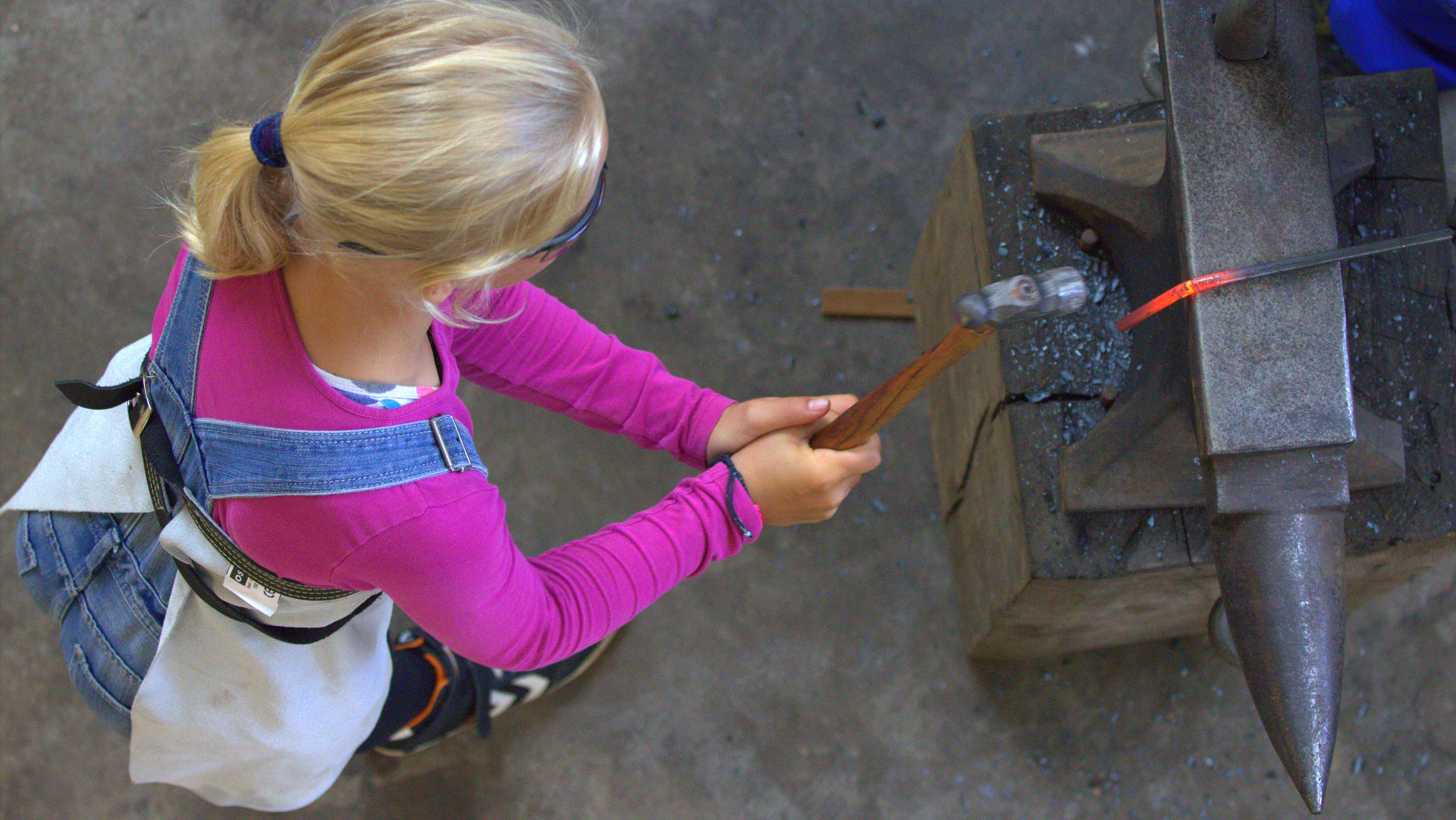 På med sikkerhedsbrillerne. Forsvarligt smedearbejde på værftet.