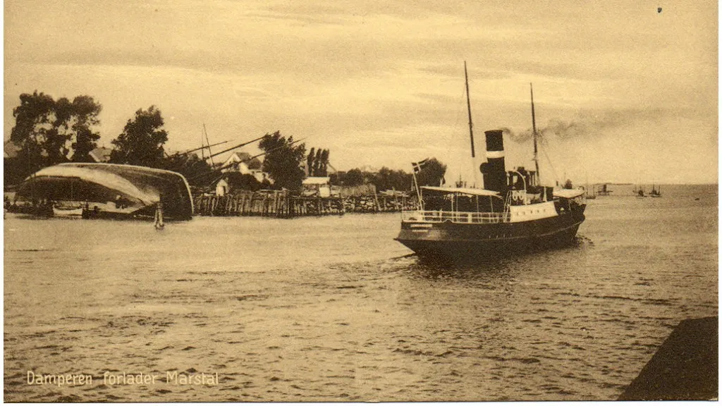 Postkort af båd der kommer ind til havn.
