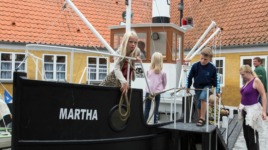 Børn leger på det gode skib Martha udenfor Marstal Søfartsmuseum.