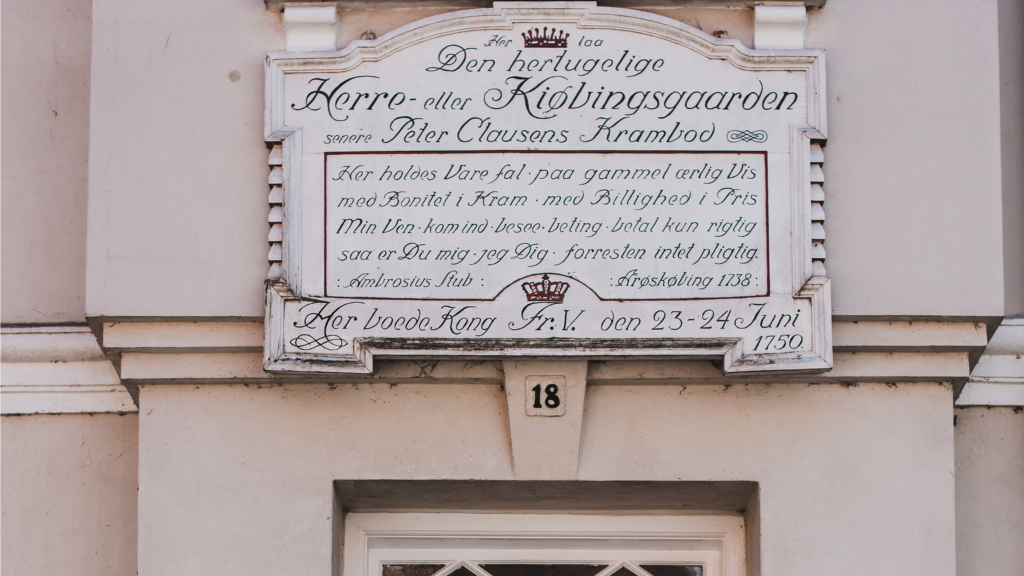 Dørinskriptionen på Kjobing Manor er fra 1738 og emmer af historiens vingesus.