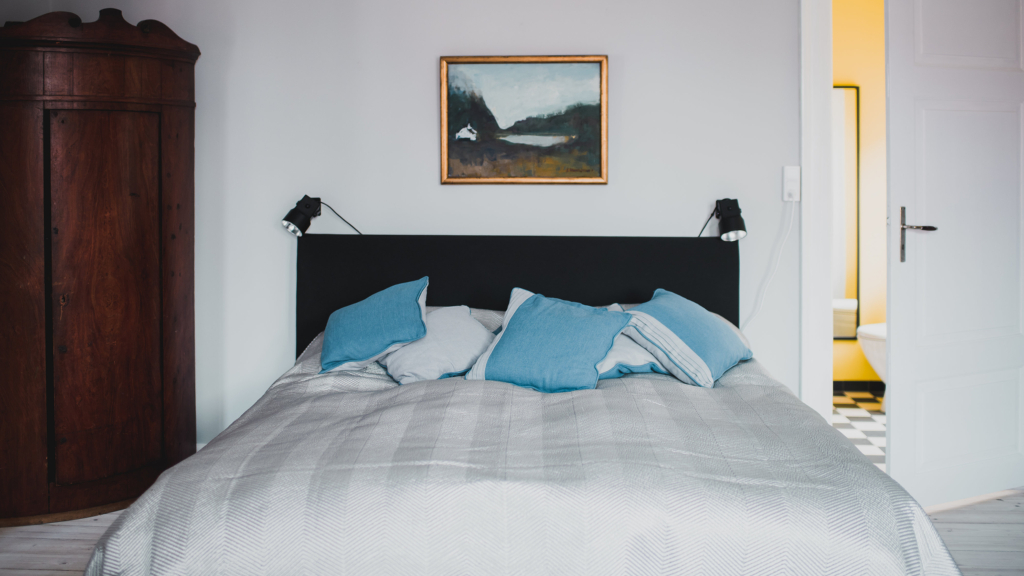 Der er gode og pæne soveforhold på Kjobing Manor.