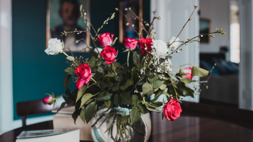 Friske blomster på værelserne på Kjobing Manor.