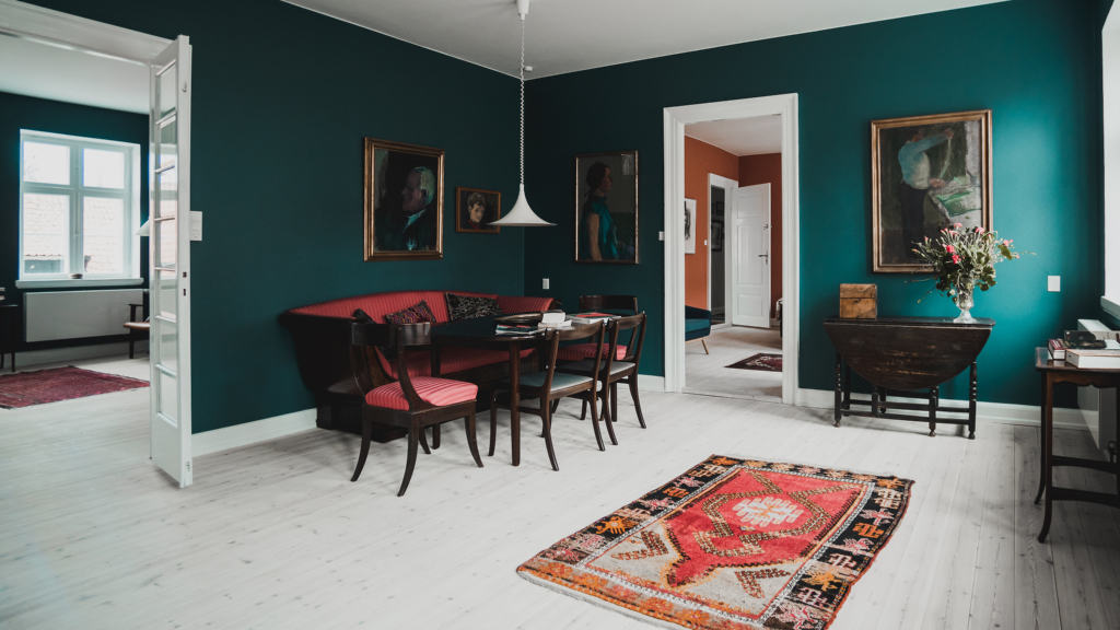 Majestætisk stemning og indretning af opholdsstuen.