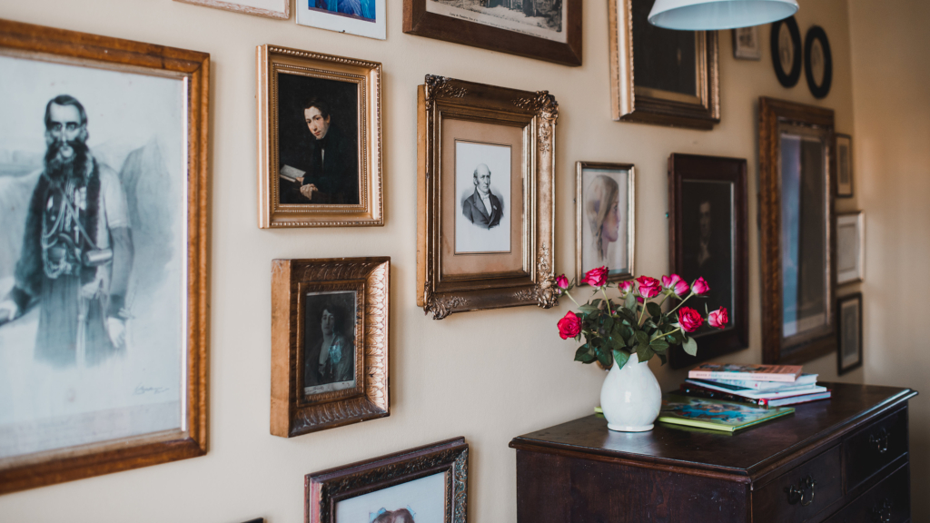 Historiens vingesus pynter væggene på Kjobing Manor.