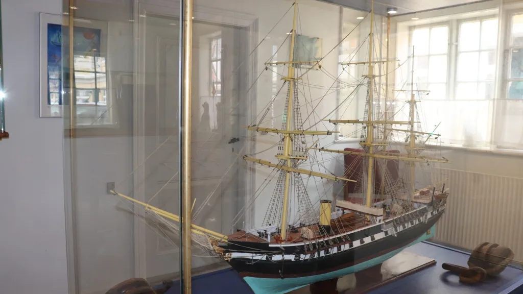 Larger model ship displayed at Flaske-Peters Samling.