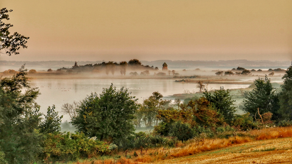 Hike around Vitsø Lake