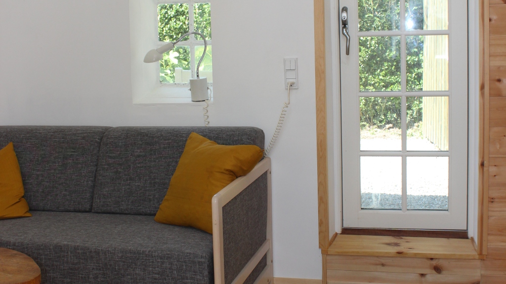 Hyggeligt sofahjørne med udgang til haven.