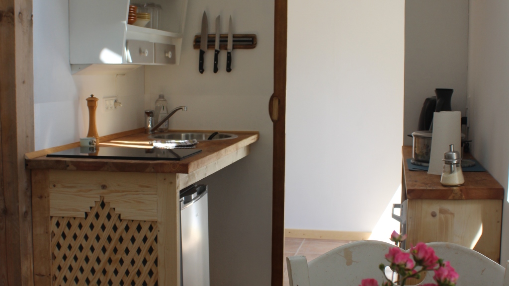 I det lille køkken har man alt hvad man skal bruge for at tilberede sine egne måltider.